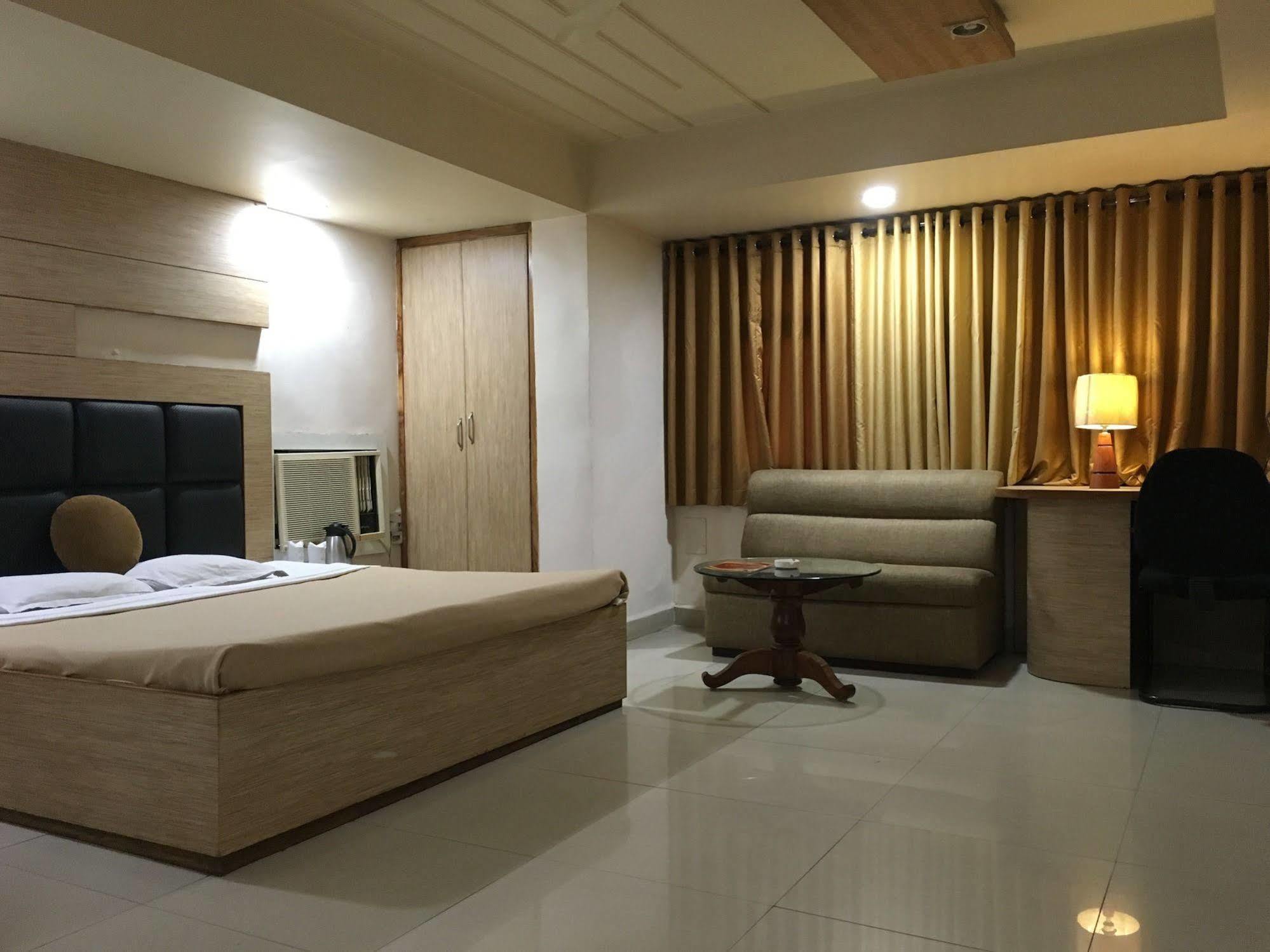 Hotel Grand Arjun Raipur  Bagian luar foto